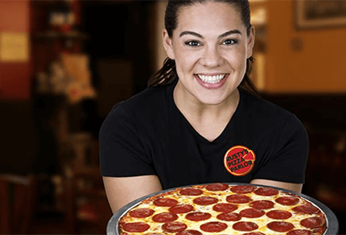 Mujer con una Rusty's pizza de pepperoni